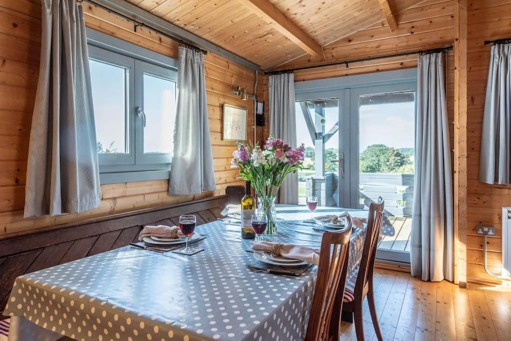 The Cabin, Parham Вудбридж Экстерьер фото